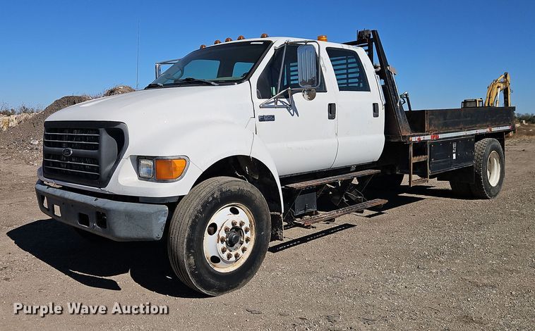 2000 Ford F650 flatbed truck - EO4721
