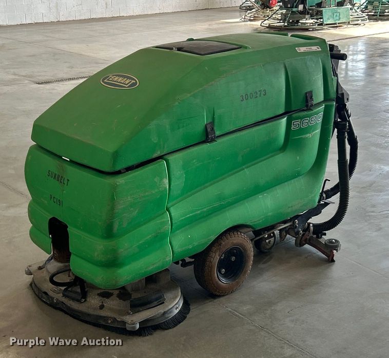 Tennant 5680 floor scrubber - ET3363