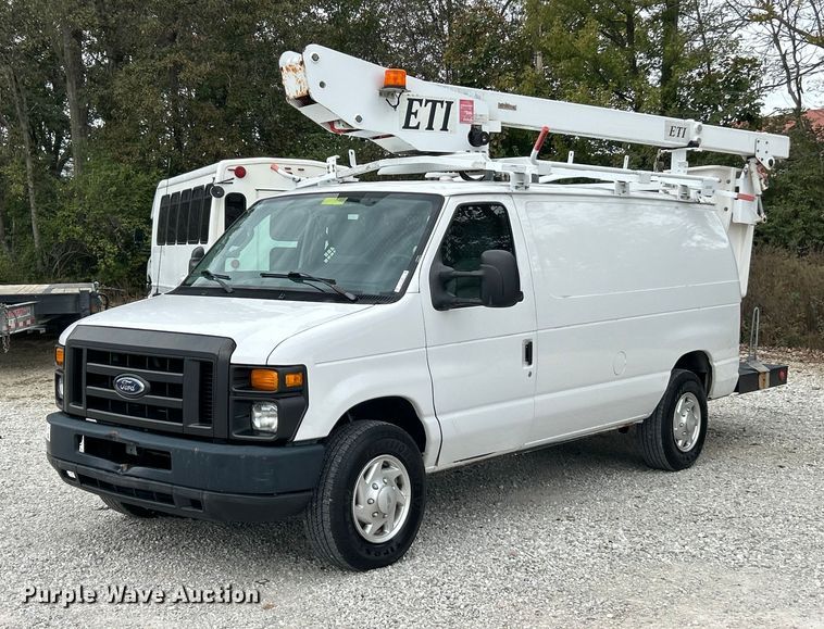 2010 Ford E350 Super Duty van with bucket lift - ET3396