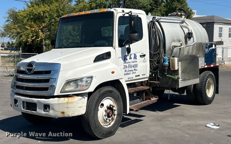 2013 Hino 268 tank truck - ET3451