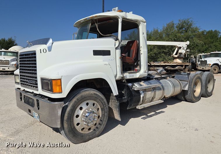 2013 Mack CHU613 semi truck - EU3779