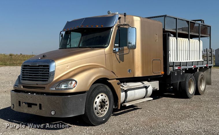 2007 Freightliner Columbia flatbed truck - EU5095