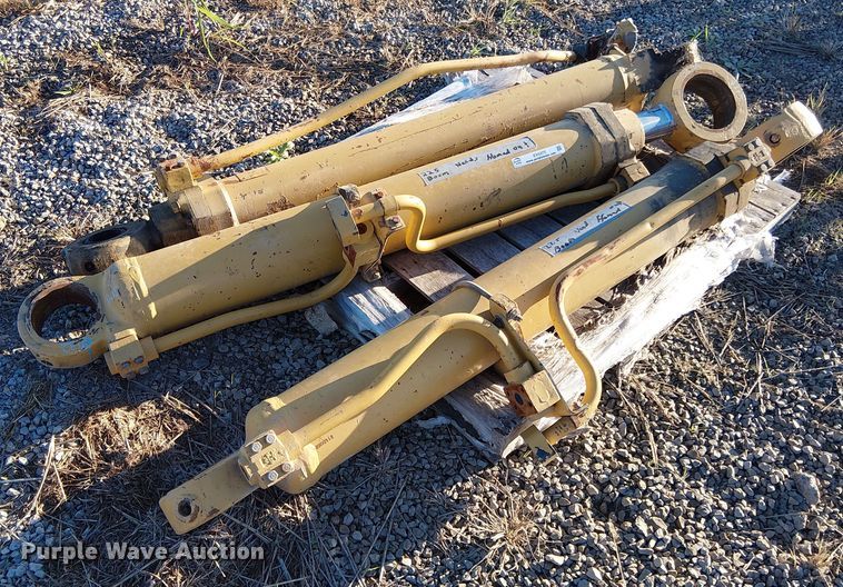 (3) Caterpillar hydraulic cylinders - EV5377