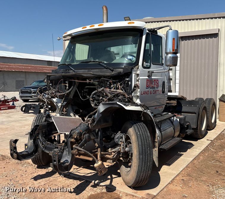 2005 International 8600 semi truck - IE9205