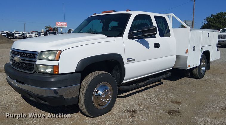 2006 Chevrolet Silverado 3500 Ext. Cab utility bed pickup truck - NU9752