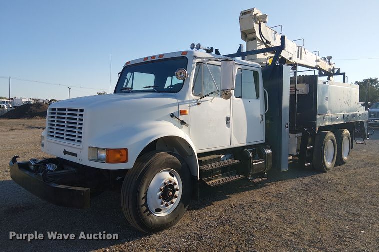 1993 International 4900 crane truck - NU9755