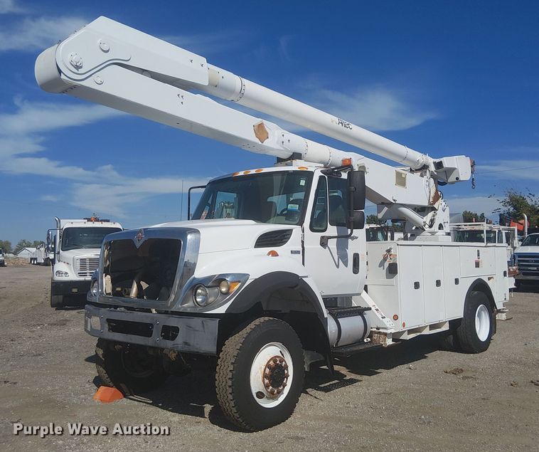 2011 International 7300 bucket truck - NU9784