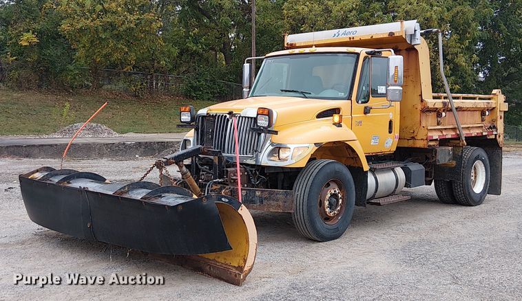 2006 International 7400 dump truck - DU3692