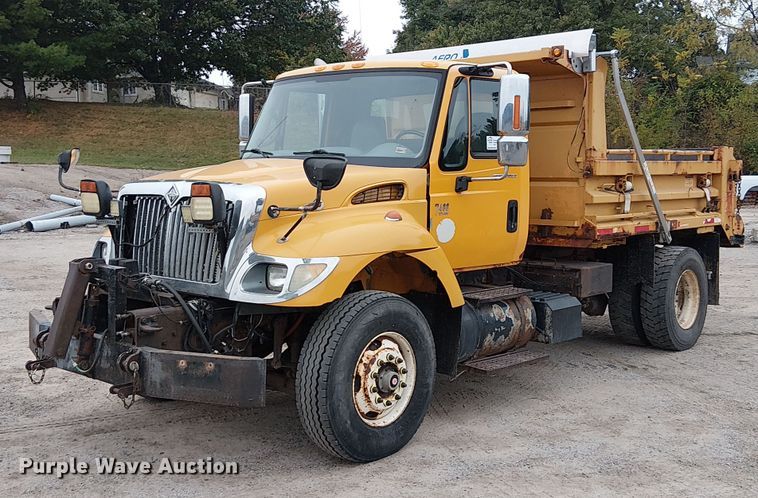 2002 International 7400 dump truck - DU3698