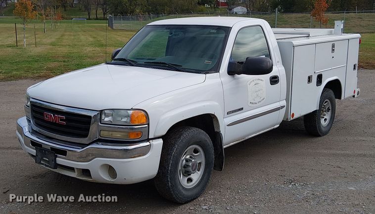 2004 GMC 2500  utility bed pickup truck - DU3725