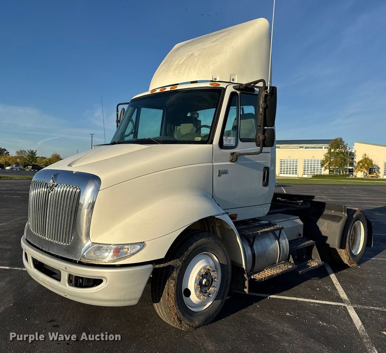 2007 International 8600 semi truck - DW6660