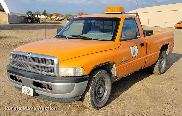 1999 Dodge Ram 1500 pickup truck - DX6586