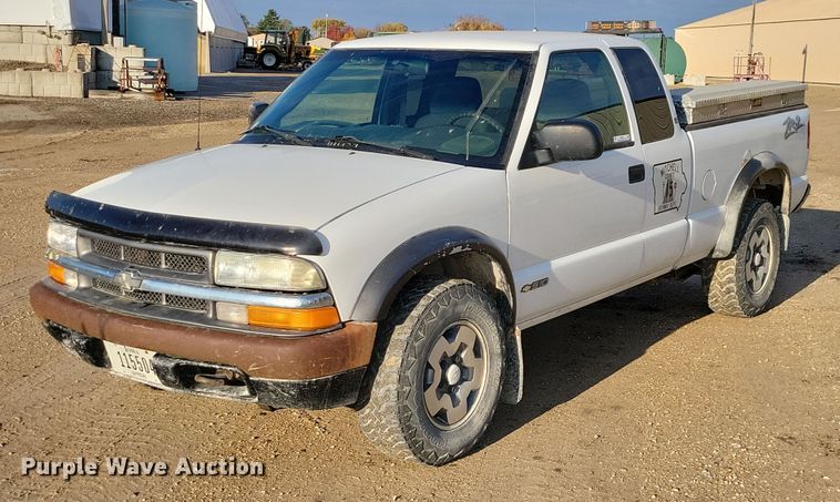 2003 Chevrolet  S10 Ext. Cab pickup truck - DX6587