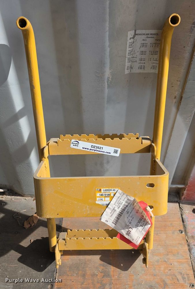 2024 Caterpillar wheel loader step - DZ3521