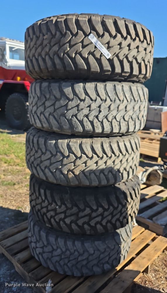 (5) Toyo 35x12.50R20 tires and wheels - DZ3527