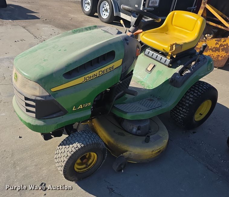 2010 John deere LA125 riding mower lawn mower - DZ3537