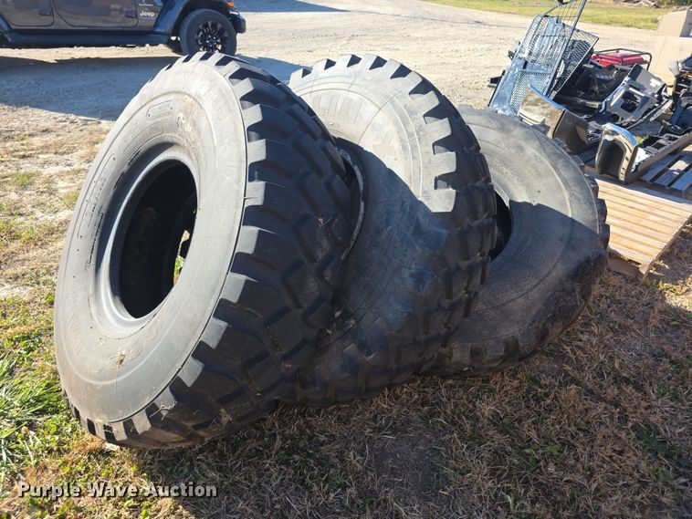 (4) 14.00R20 tires - DZ3540