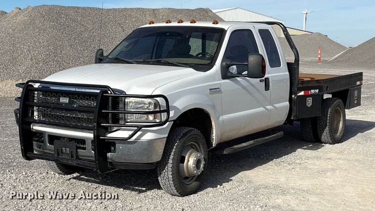 2006 Ford F350 Super Duty Ext. Cab flatbed pickup truck - EA7777