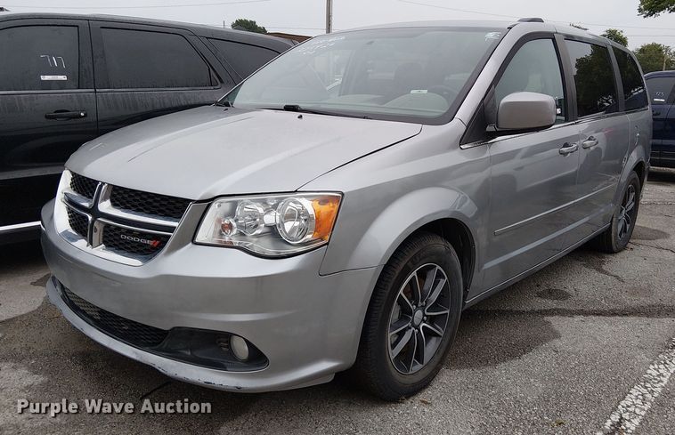 2017 Dodge Grand Caravan SXT van - EG8775