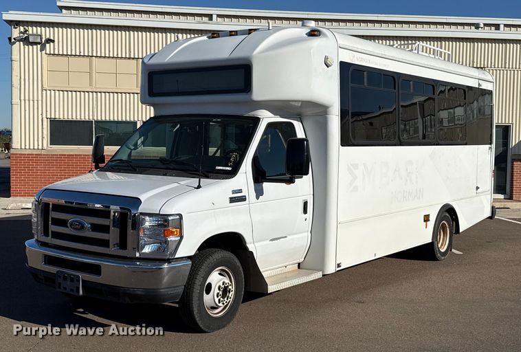 2014 Ford E450 Super Duty shuttle bus - EU5302