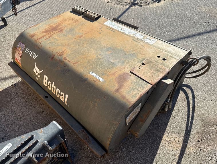 2017 Bobcat 60" W skid steer sweeper - EU5318