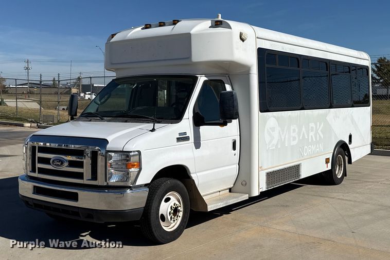 2013 Ford E450 Super Duty shuttle bus - EU5325