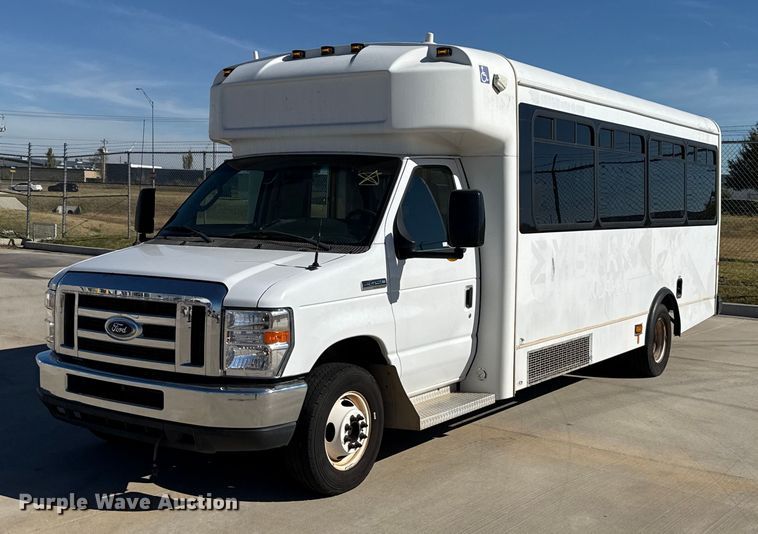 2013 Ford E450 Super Duty shuttle bus - EU5327