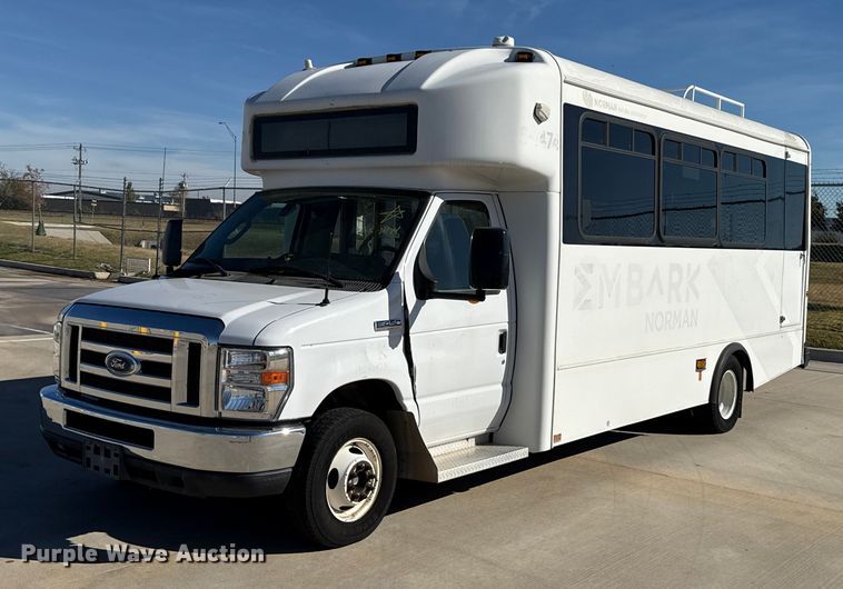 2014 Ford E450 Super Duty shuttle bus - EU5329