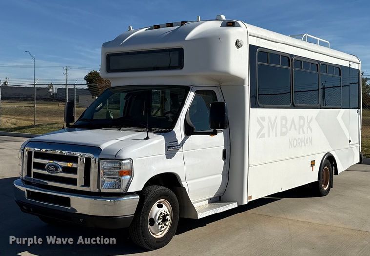 2014 Ford E450 Super Duty shuttle bus - EU5331