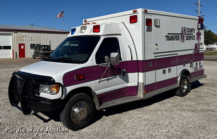 2001 Ford E450 Super Duty ambulance - EU6283