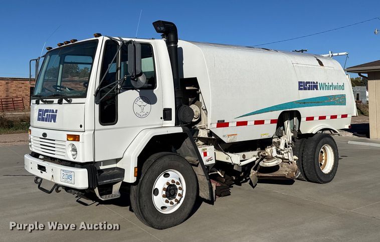 2000 Elgin Whirlwind street sweeper truck - EU6286