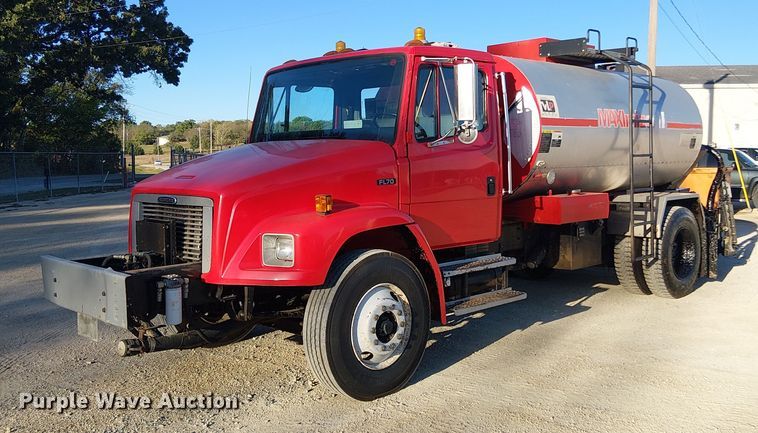 2000 Freightliner FL70 oil distributor truck - EV5422