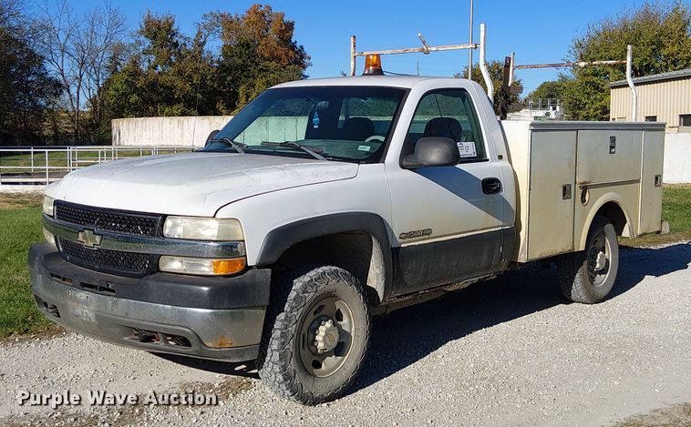 2002 Chevrolet Silverado 2500HD utility bed pickup truck - FK0539