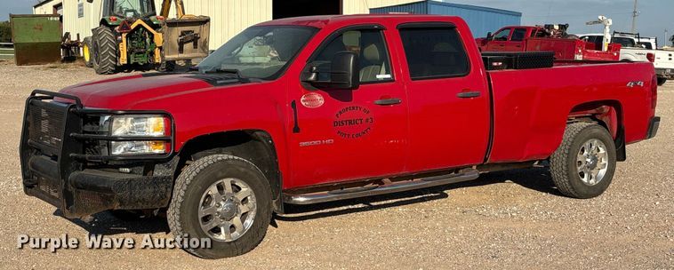 2011 Chevrolet Silverado 3500HD Crew Cab pickup truck - IE9191