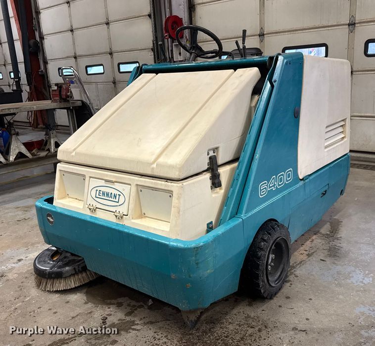 Tennant 6400 floor scrubber - NA9792