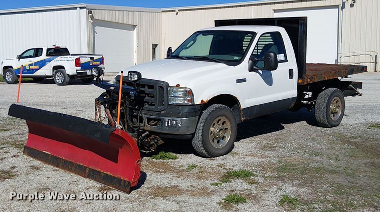 2005 Ford F350 flatbed pickup truck - DU3746
