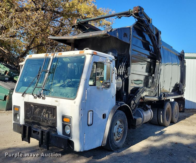 2004 Mack  600 refuse truck - DX6601