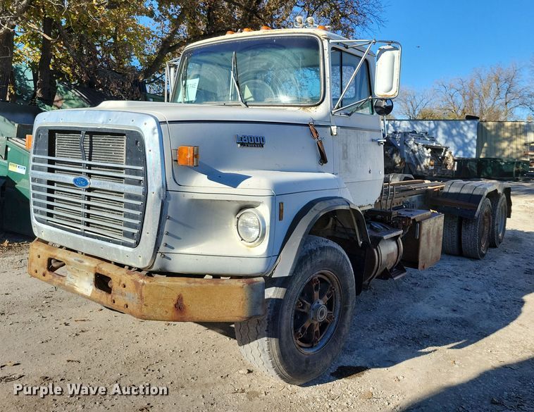 1988 Ford L8000 truck cab and chassis - DX6602