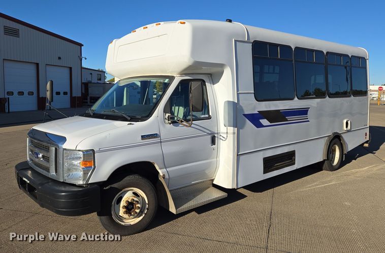 2016 Ford E450 shuttle bus - DY1427