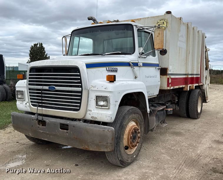 1987 Ford L8000 refuse truck - DY8355