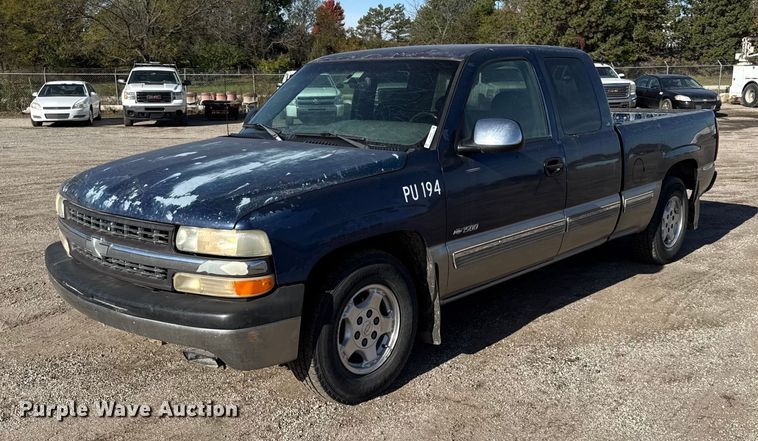2000 Chevrolet Silverado 1500 Ext. Cab pickup truck - DY8375