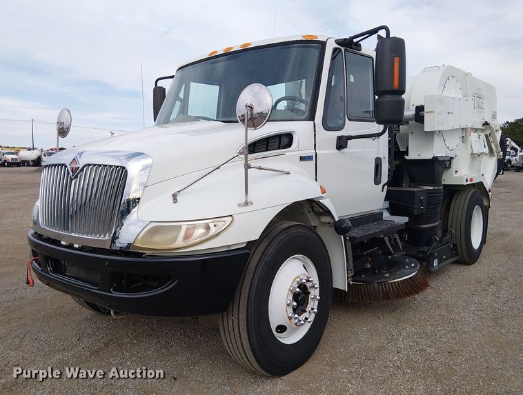 2013 International  4300M7 street sweeper truck - EG1684