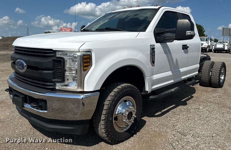 2019 Ford F350 Super Duty XL SuperCab pickup truck cab and chassis - EG6063
