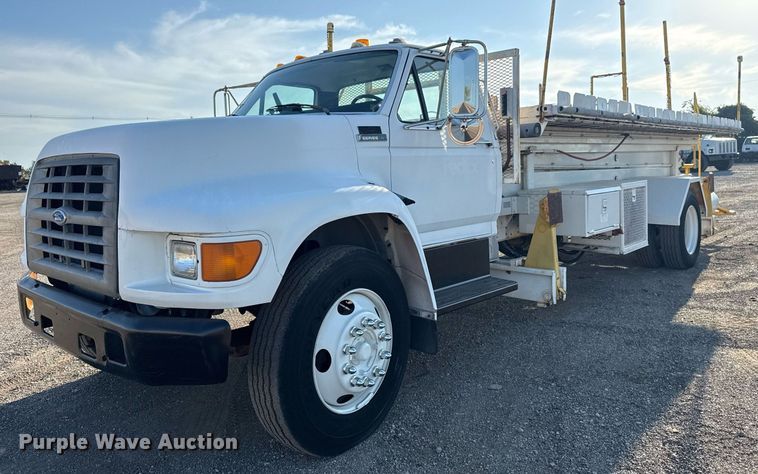 1997 Ford F700 scissor lift truck - EG6066