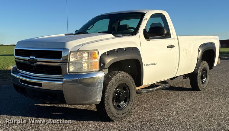 2007 Chevrolet Silverado 2500HD pickup truck - EM8462