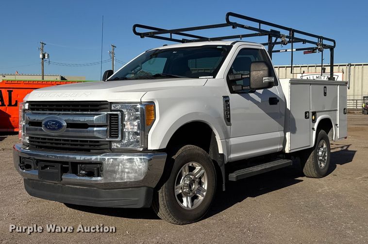 2017 Ford F250 Super Duty XLT utility bed pickup truck - EM8465