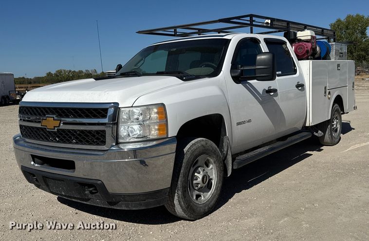 2014 Chevrolet Silverado 2500HD Crew Cab utility bed pickup truck - EM8477