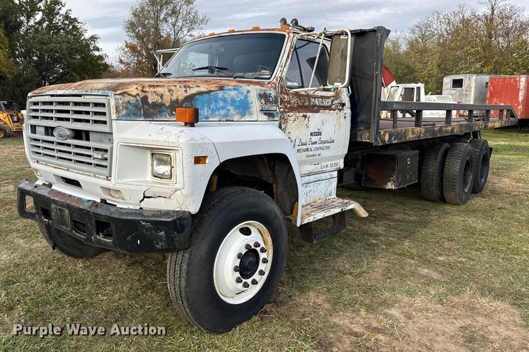 1985 Ford F800 rollback truck - EN0703