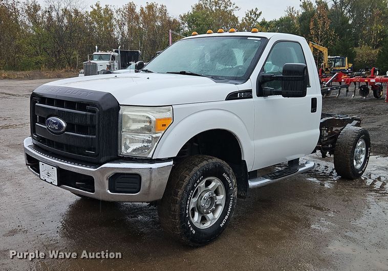 2013 Ford F350 Super Duty XL pickup truck cab and chassis - EO4741
