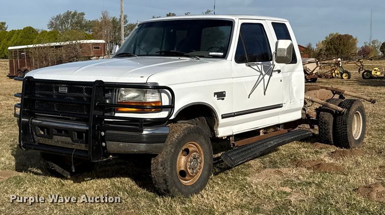 1997 Ford F250 SuperCab truck cab and chassis - EP0936